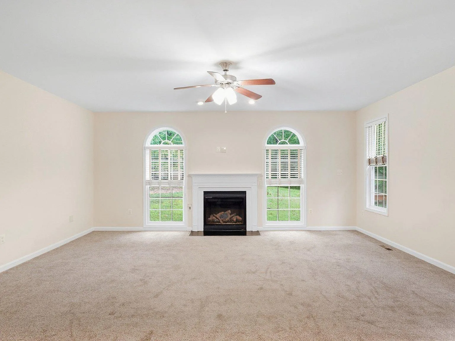 5 bed, 3.5 bath, 3140 sqft, $3,500 — Photo 4