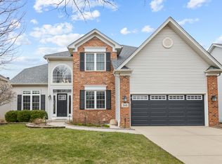 566 Lake Ridge Dr, South Elgin, IL 60177