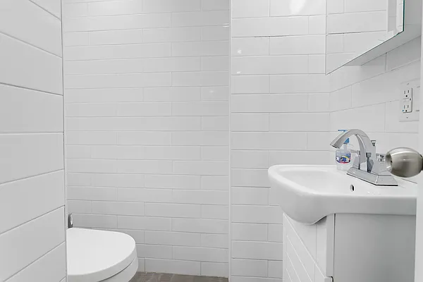 Rented by Safdie Realty Group | media 27