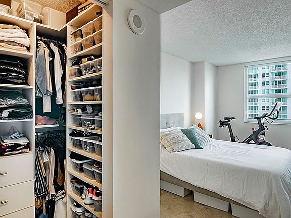 Main room & walk-in closet
