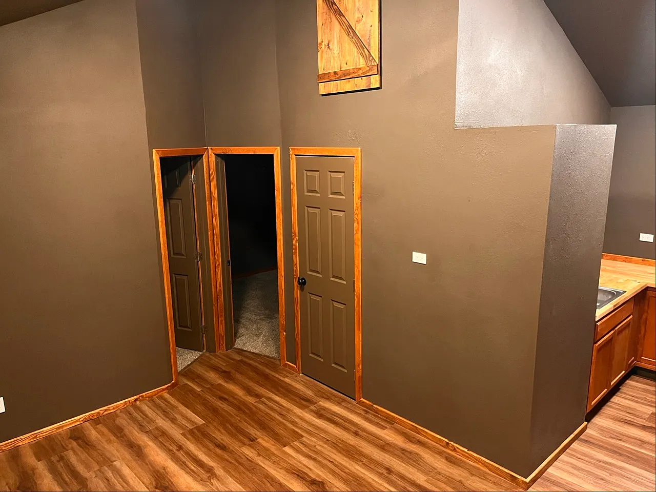Cozy Cabin Retreat with In-Unit Laundry and Fast Internet — Photo 2