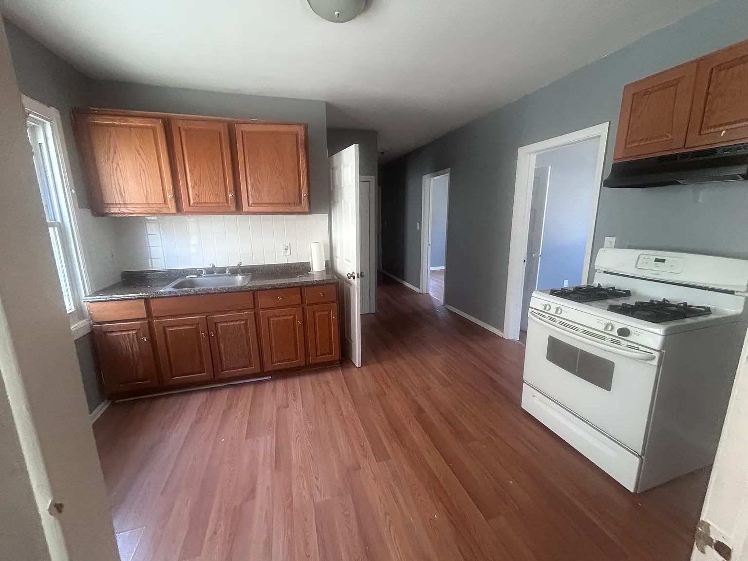 3 bed, 900 sqft, $2,486 — Photo 3