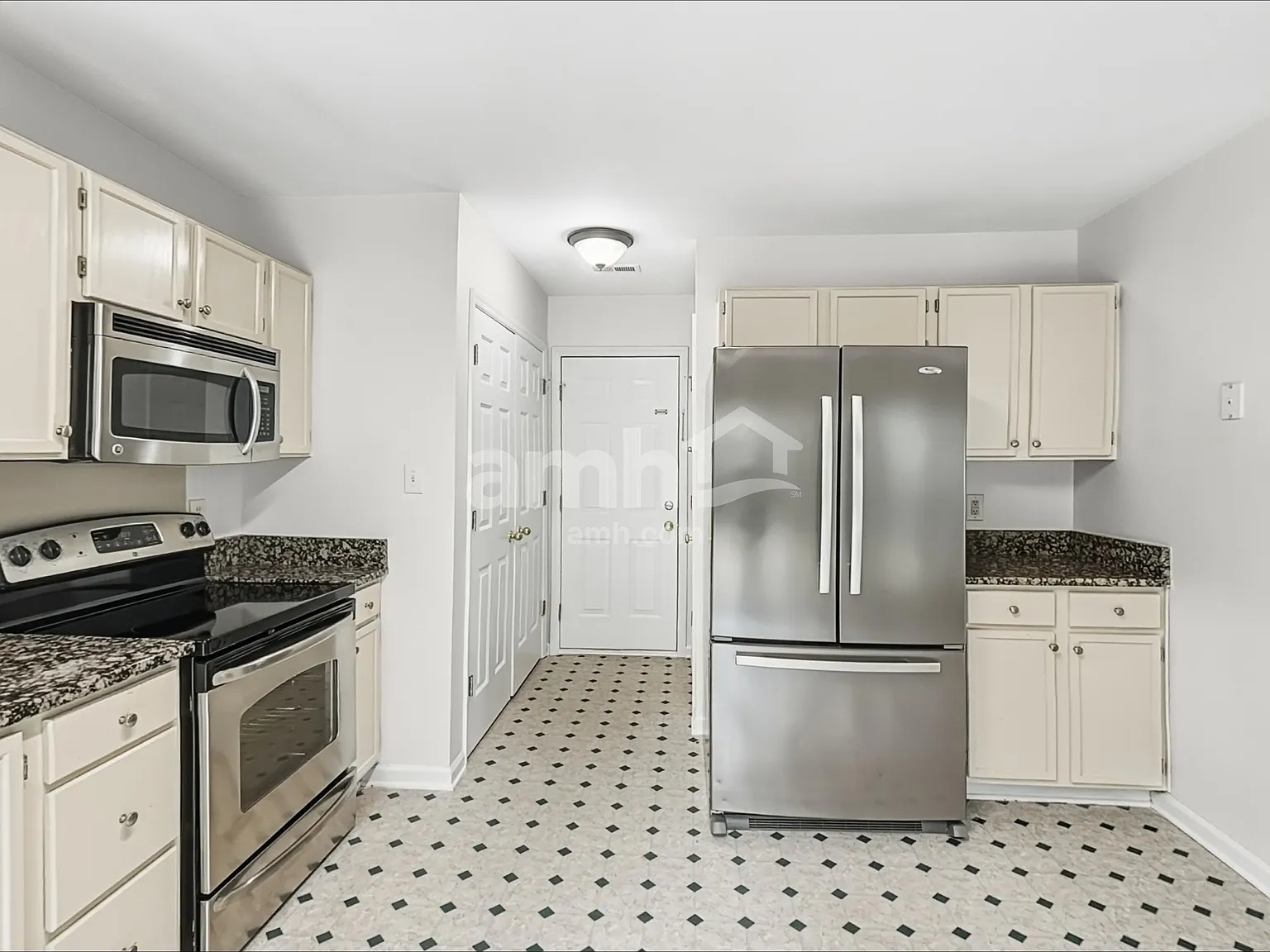3 bed, 2.0 bath, 1387 sqft, $1,970 — Photo 3