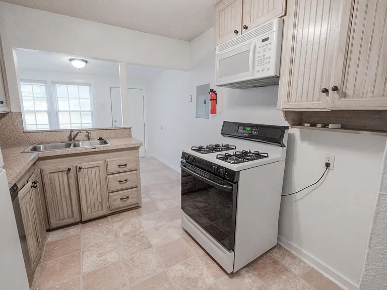 3902 Dexter Ave — Photo 7