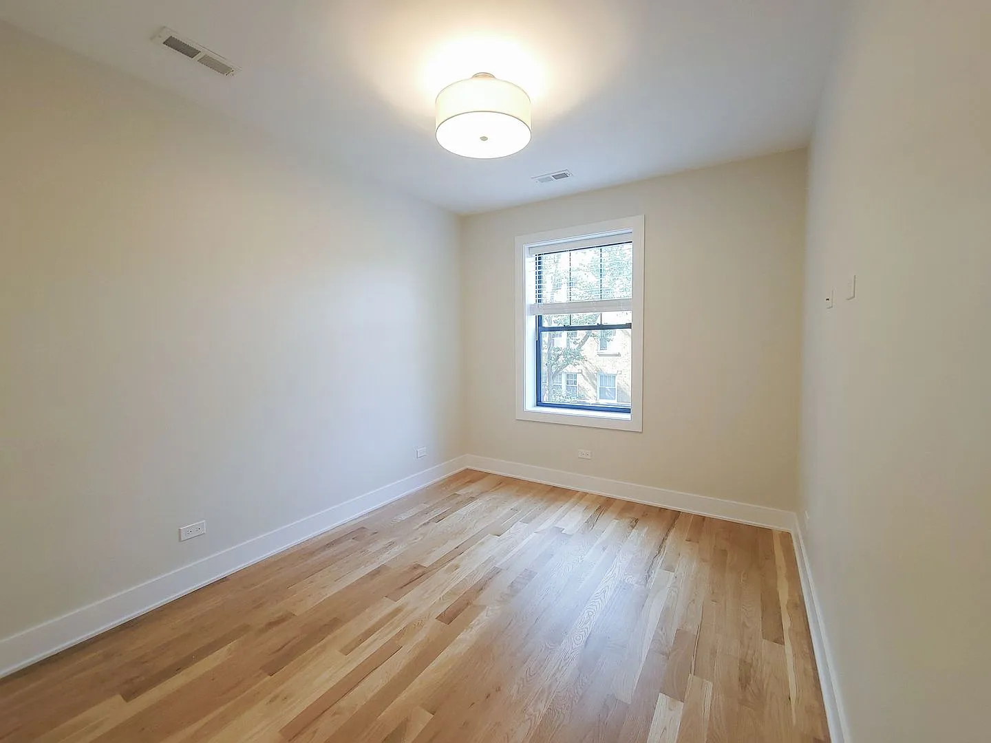 3 bed, 2.5 bath, 1260 sqft, $5,400 — Photo 2