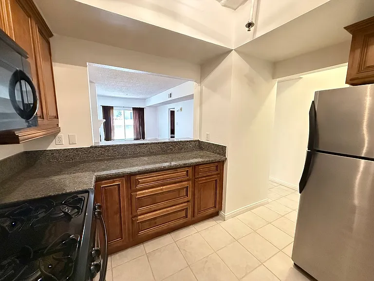 2905 Montrose Ave #416 — Photo 16