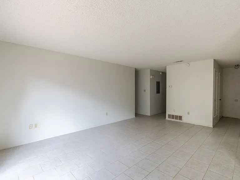 4925 Greenslope Dr — Photo 10