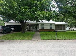 1012 N Walnut St, Cleburne, TX 76033