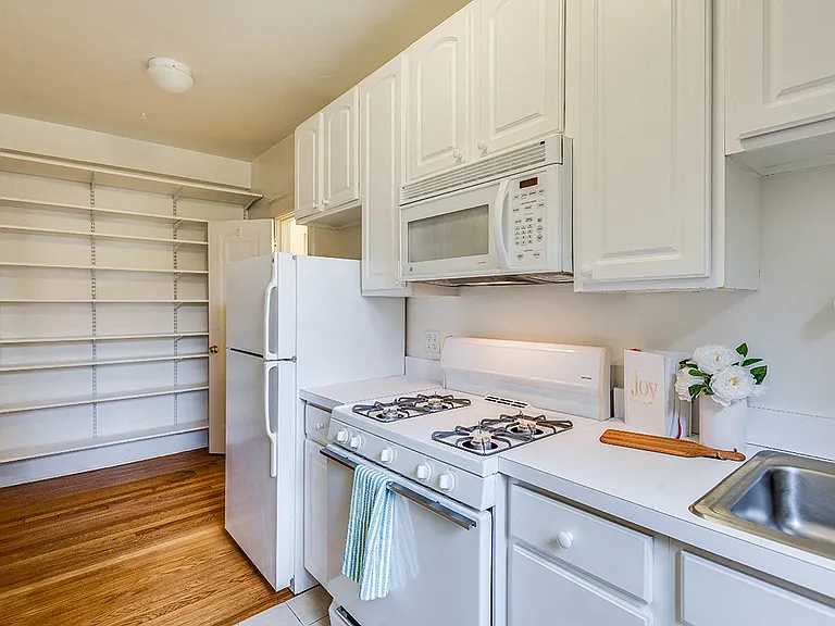 Apartment kitchen with classic finishes and pantry space