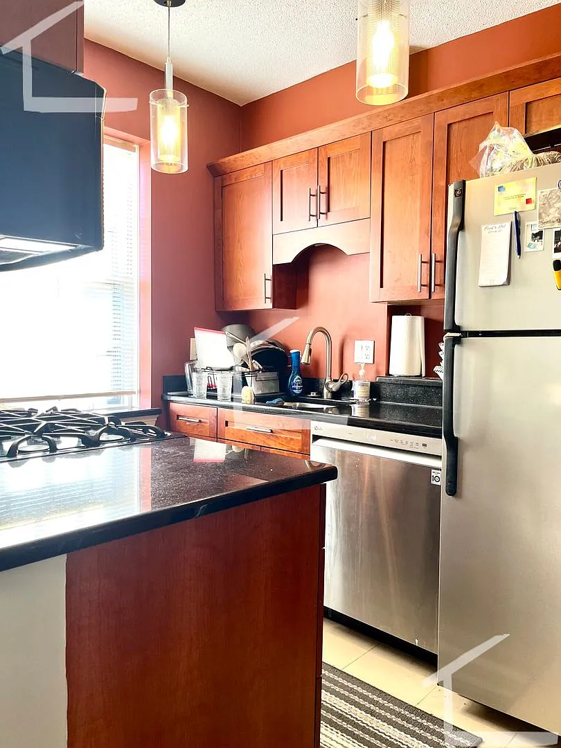 Spacious 2-bed, 1-bath Avail for 9/1; Heat/HW Incl — Photo 2