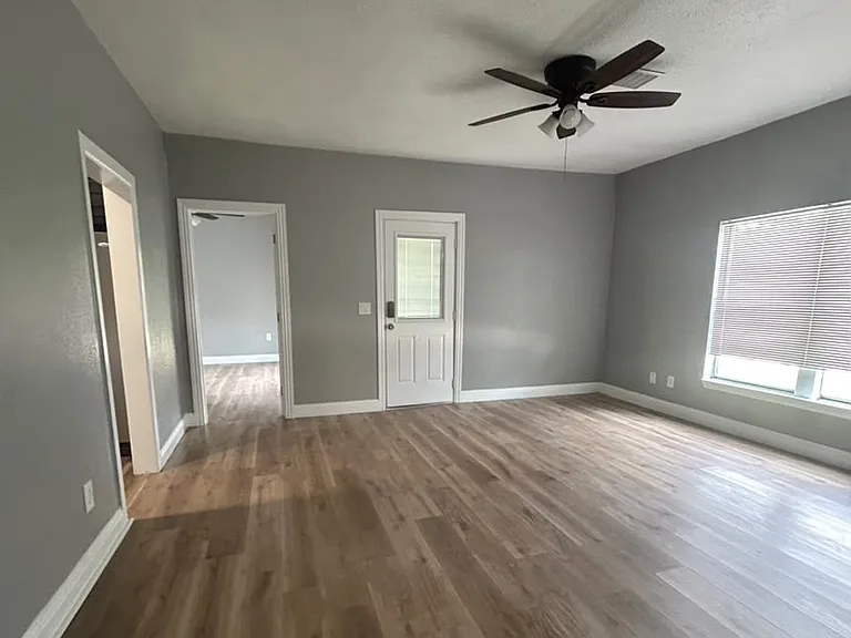 426 N Clements St — Photo 5