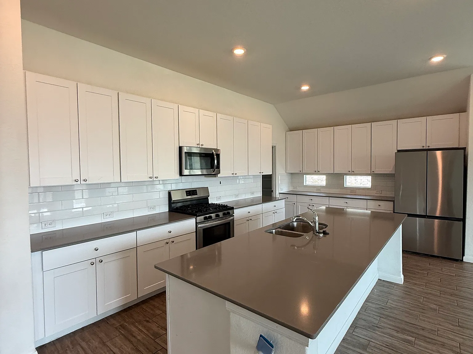3 bed, 2067 sqft, $1,995 — Photo 2