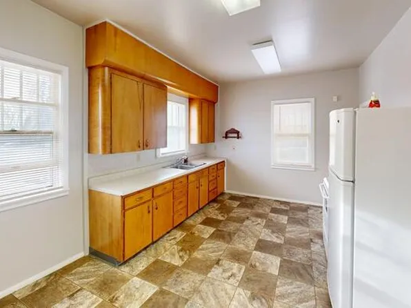 302 N 15th St, Bismarck, ND 58501