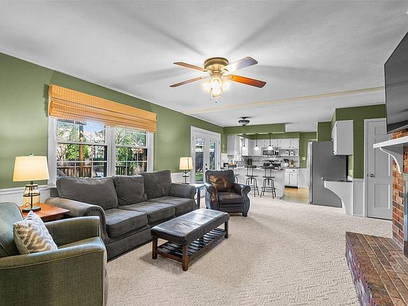 4th image of 2524 Tulip Ln