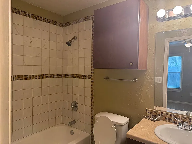 570 W Sterling Price St — Photo 8