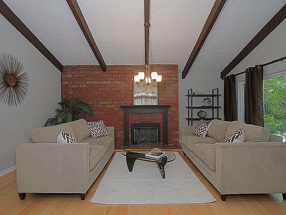 5th image of 1770 Hillcrest Ave