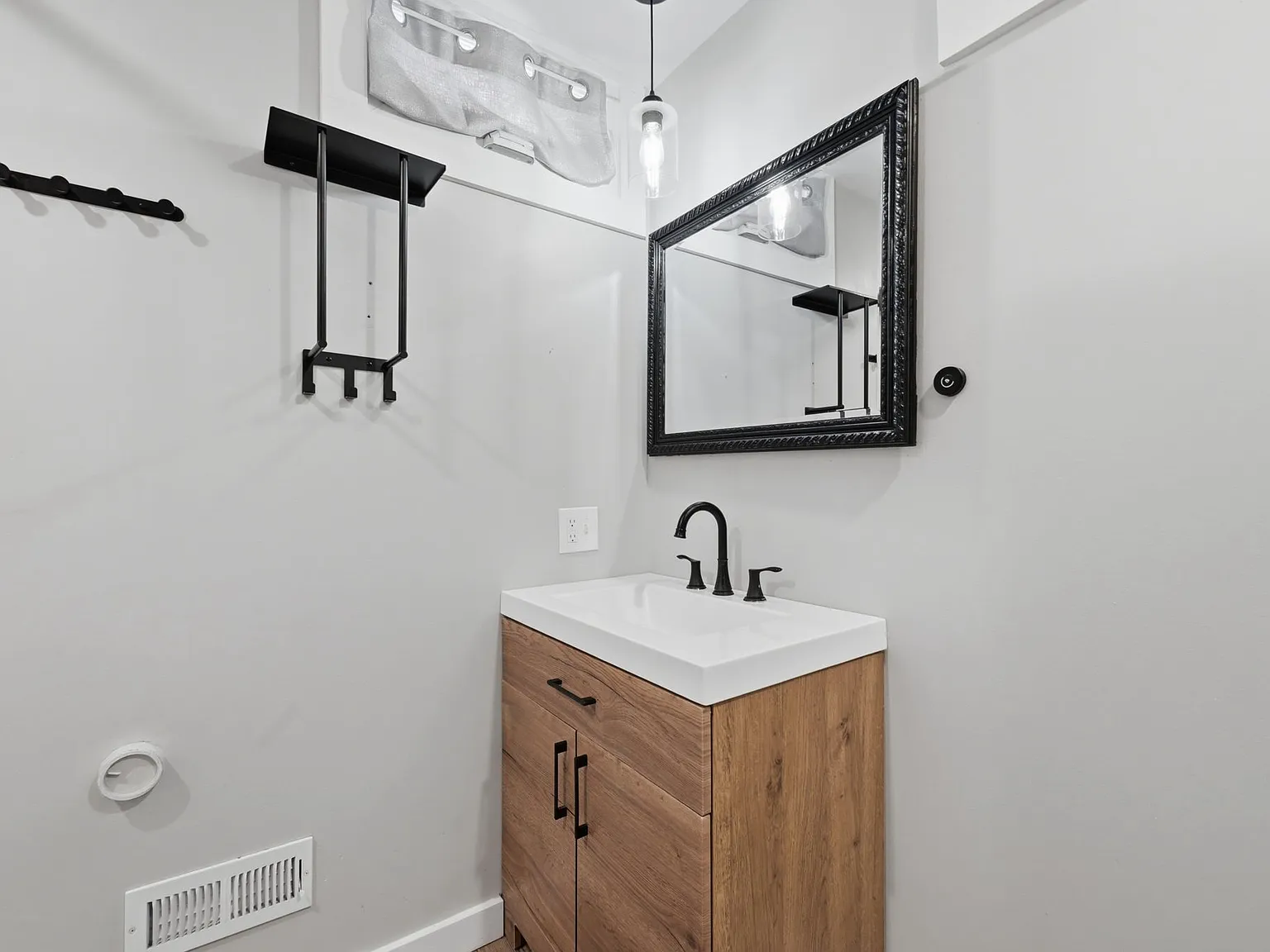 2 bed, 1.5 bath, 1256 sqft, $2,700 — Photo 4