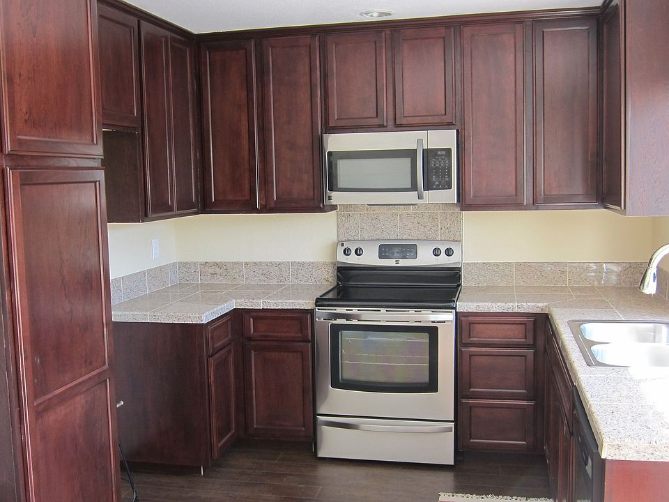 Granite Counter tops w/ New Stainless Steel Appliances 