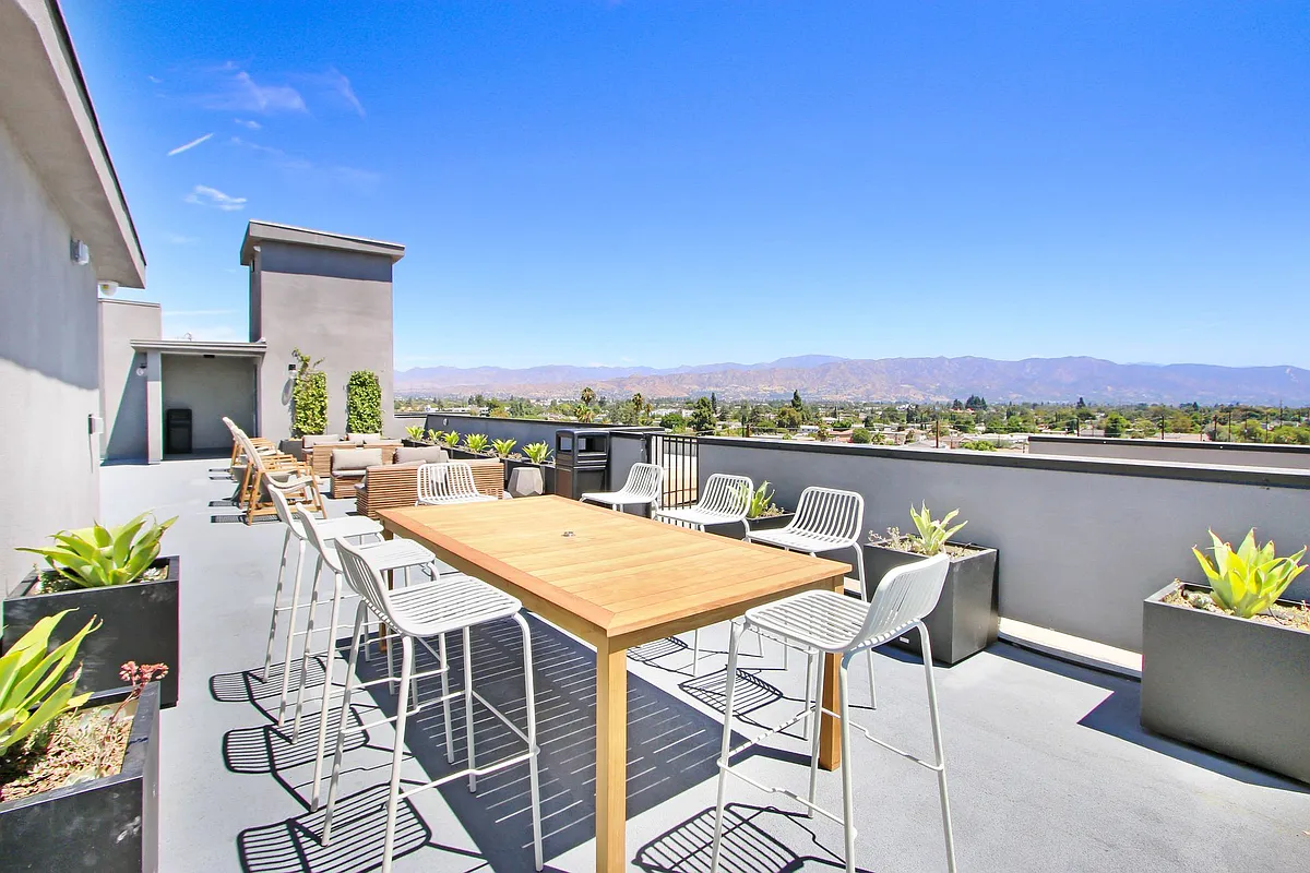 Building Photo - Tujunga55