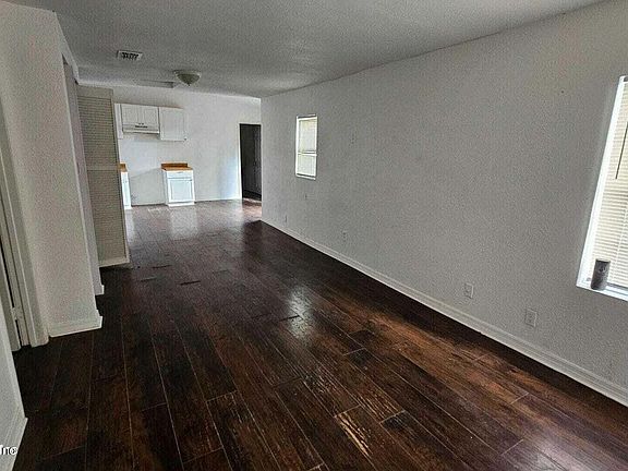 3rd image of 7805 SISKIN Avenue