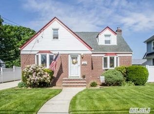 2044 Pine St, Baldwin, NY 11510