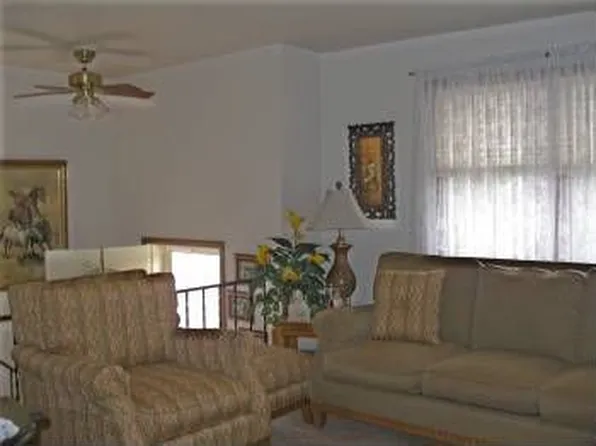 108 Crestmont St, Greenfield Township, PA 18407