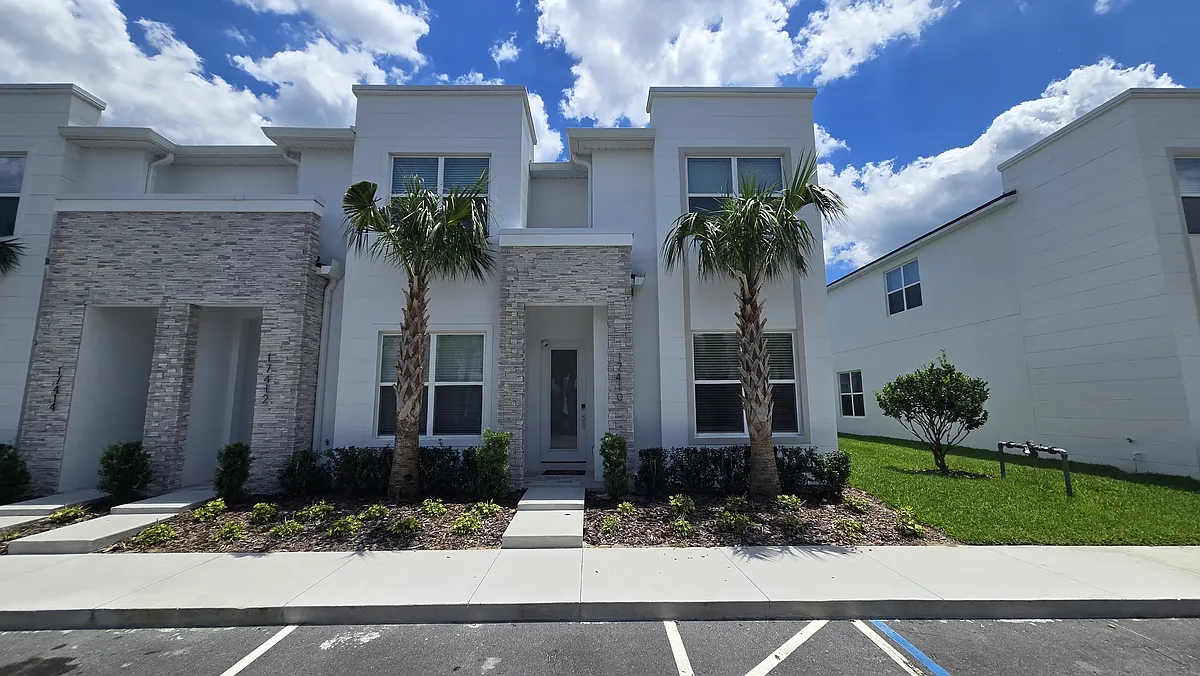 Building Photo - 17410 Serenidad Blvd