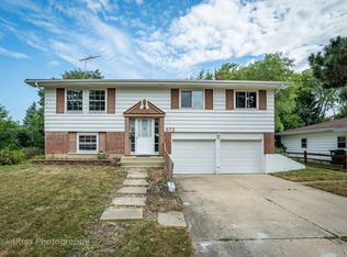 670 Evergreen Ln, Hoffman Estates, IL 60169