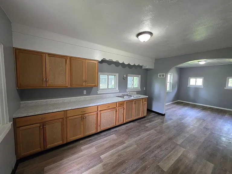 327 Glenwood Ave — Photo 2
