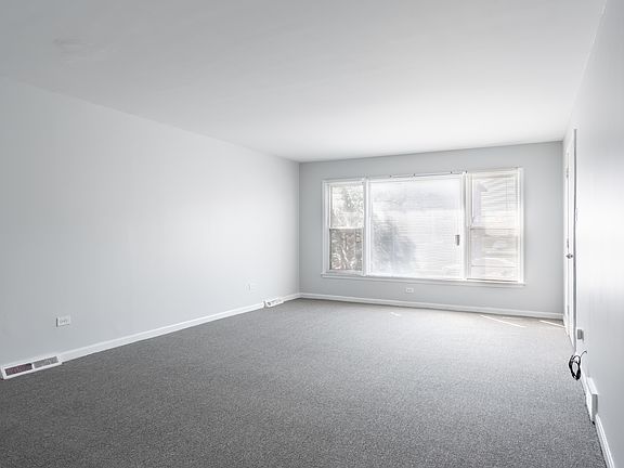 4th image of 391 Cornell Ave