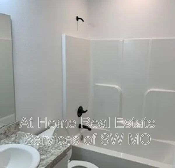 2028 S Lone Pine Ave — Photo 14