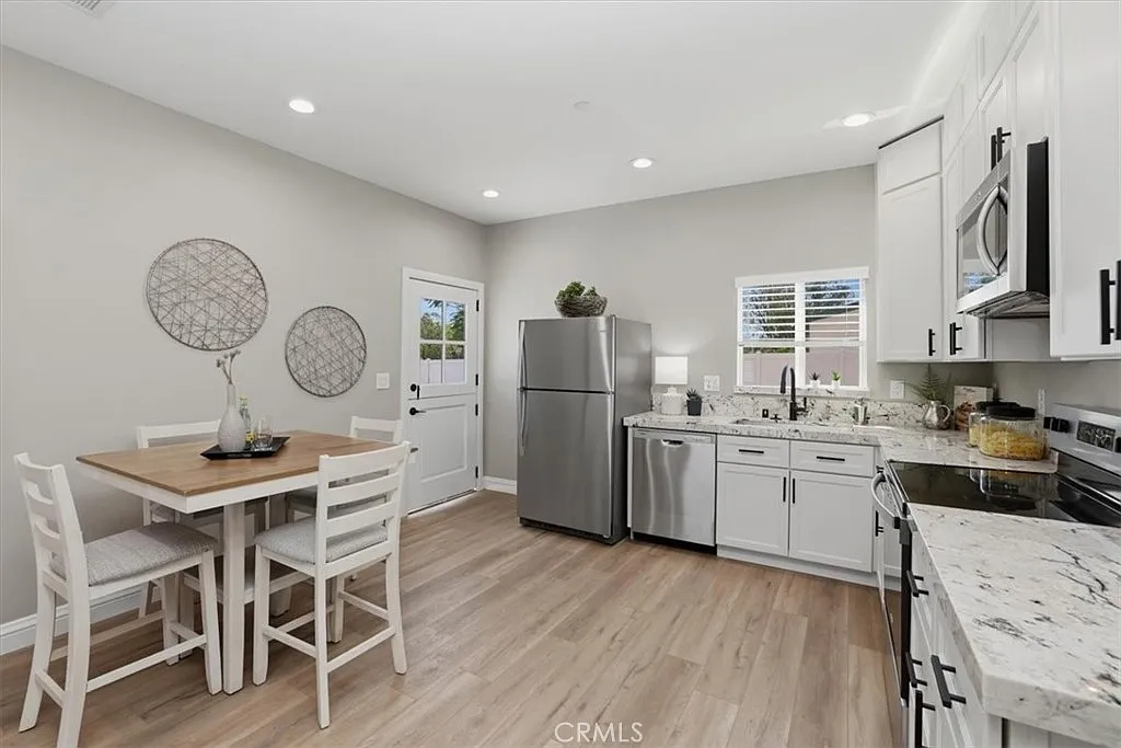 2 bed, 745 sqft, $3,000 — Photo 3