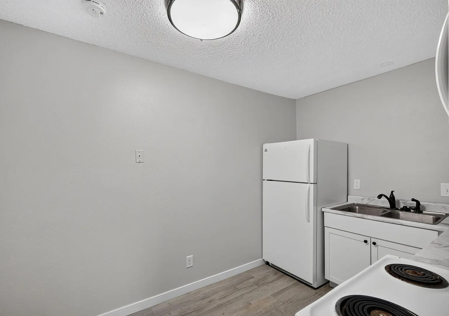 Beautifully Renovated 2BR in Prime Clive Location Modern Upgrades, Peaceful Living & Move-In Ready! — Photo 4