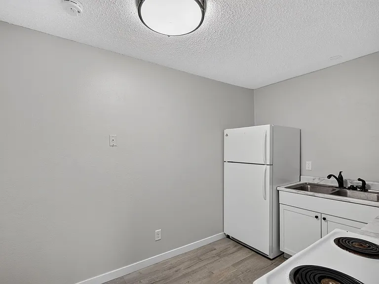 2bed 1 bath Unit in quiet Clive location — Photo 11