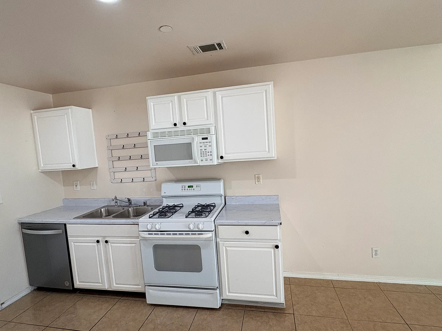 16359 Siskiyou Rd — Photo 4