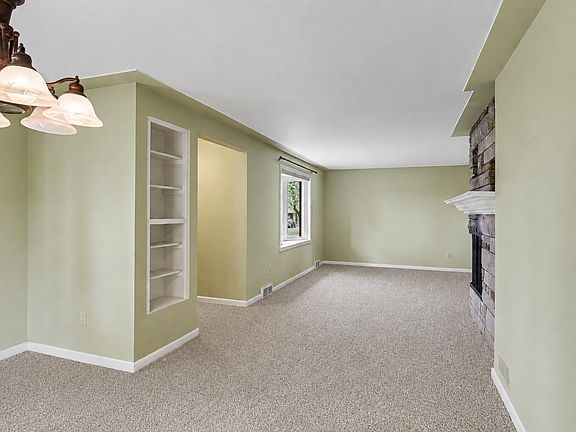 3rd image of 751 Larkspur Ave NW