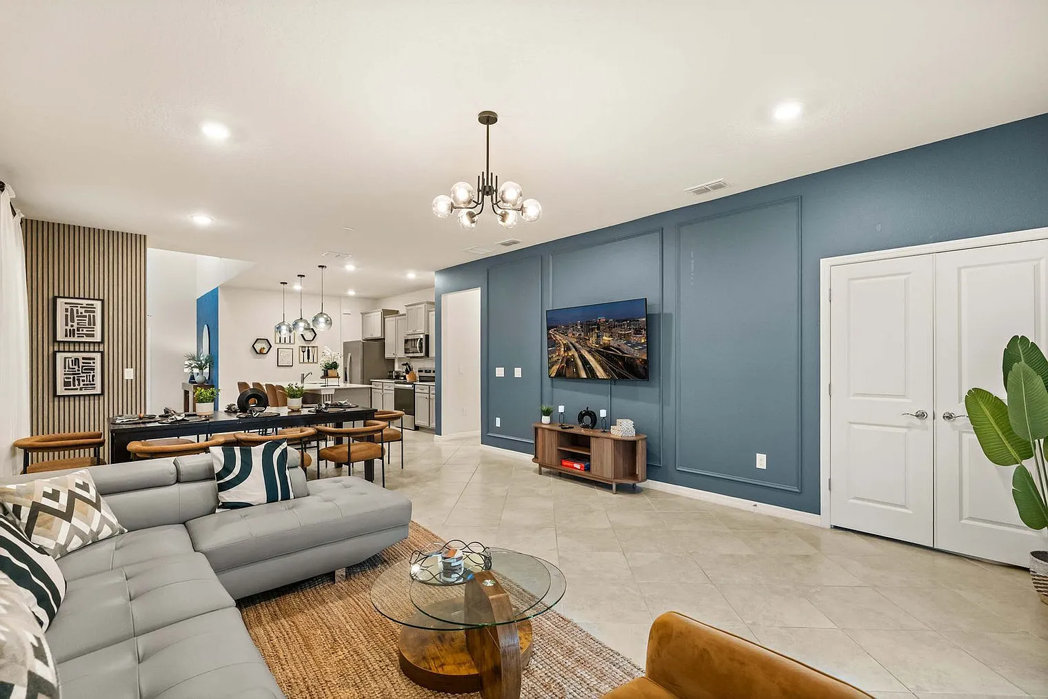6 bed, 4.0 bath, 3121 sqft, $7,371 — Photo 2