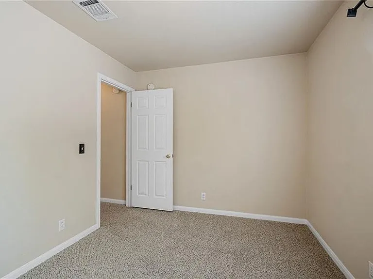 1709 Royal Ascot Dr — Photo 21