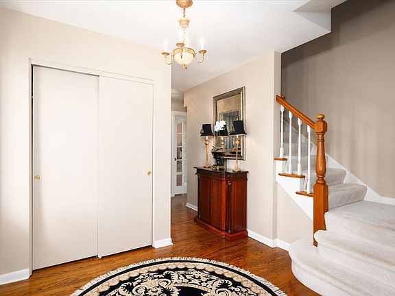 4th image of 544 Blackstone Ave