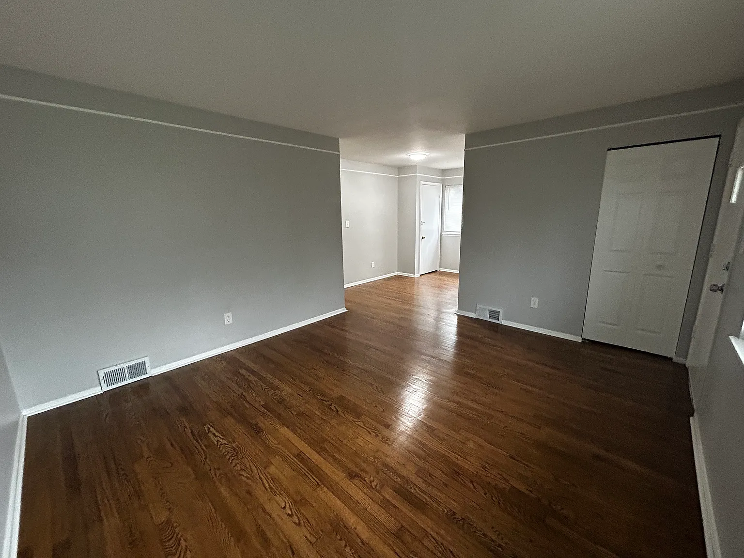 3 bed, 1.5 bath, 883 sqft, $1,400 — Photo 2