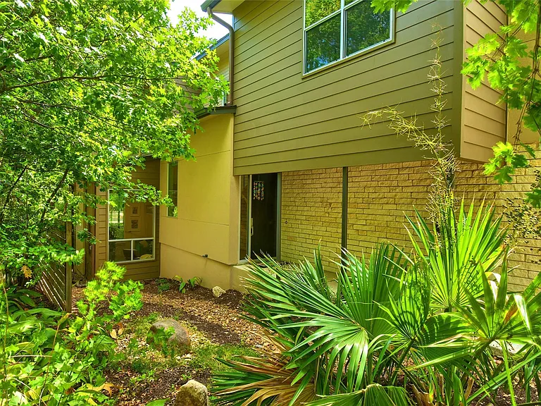 1009 E Riverside Dr #B — Photo 35