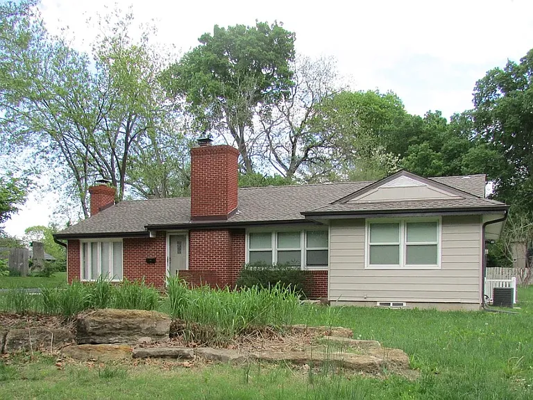 5821 Lowell St — Photo 1