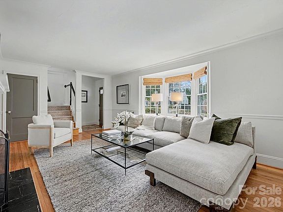 3rd image of 2901 Hillsdale Ave