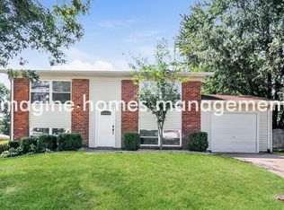 2717 Country Club Rd, Saint Charles, MO 63303