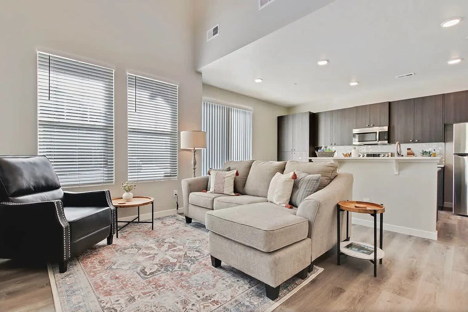 3 bed, 3.0 bath, 559 sqft, $4,798 — Photo 4