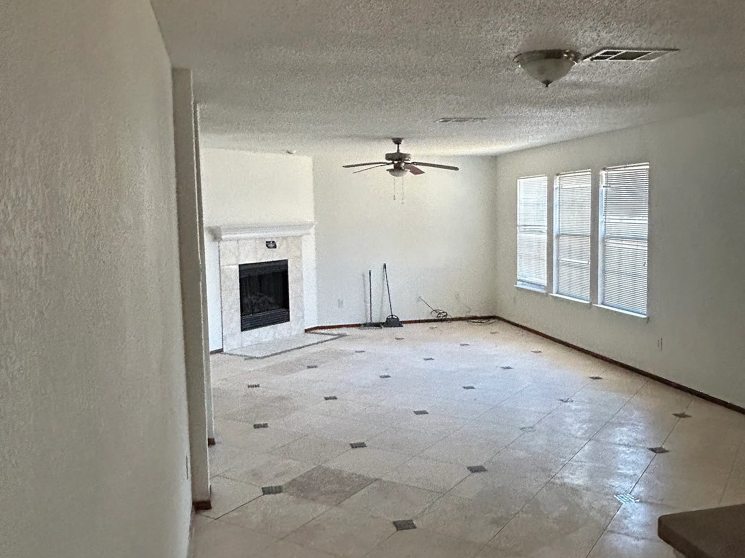4 bed, 2618 sqft, $2,950 — Photo 2