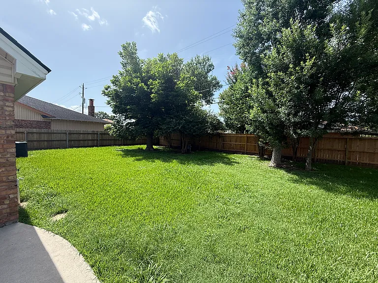 1502 Parkside Dr — Photo 16