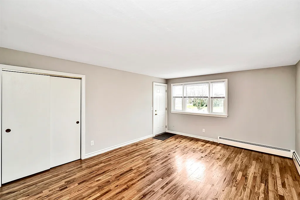 3 bed, 1.0 bath, 1200 sqft, $3,500 — Photo 2