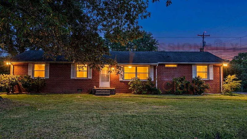 4 bed, 2.5 bath, 1600 sqft, $1,850 — Photo 4