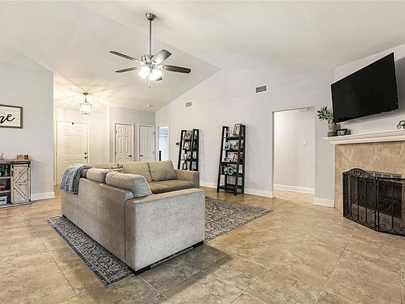 2nd image of 1601 Appleby Ln